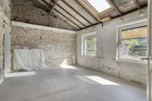 Authentieke woning met zuidgerichte tuin en bijgebouw.