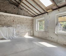 Authentieke woning met zuidgerichte tuin en bijgebouw.