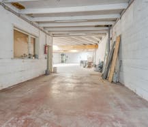 Ruime loods met kantoren te Huur in Loppem