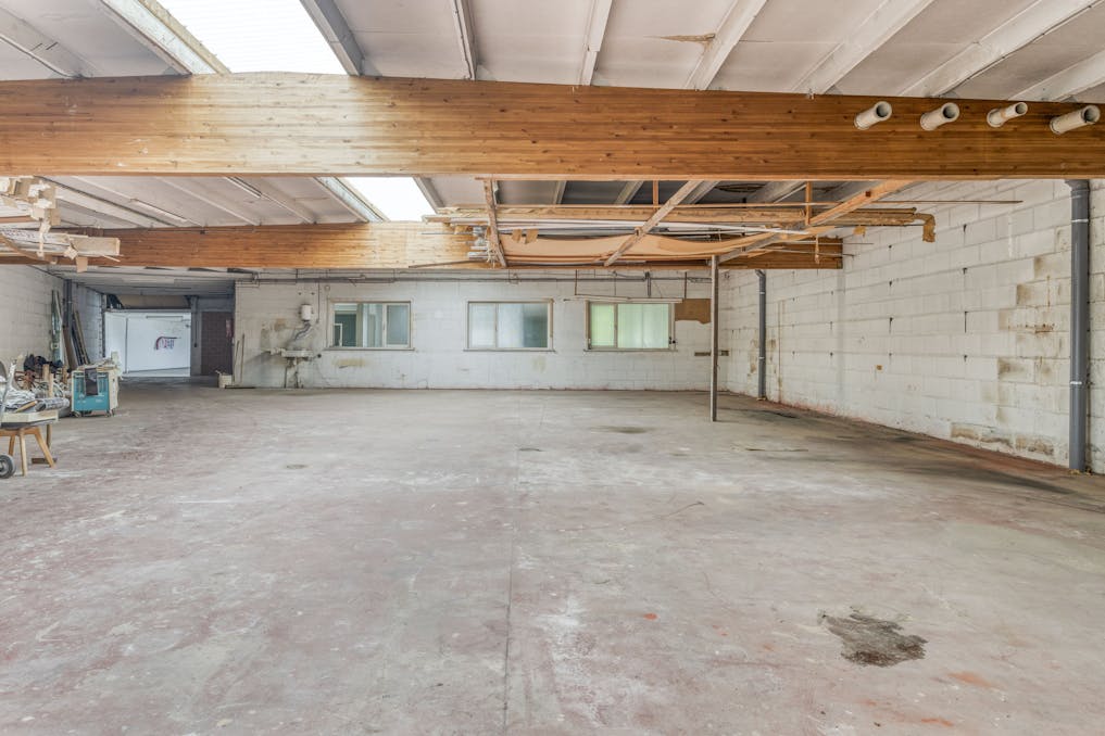 Ruime loods met kantoren te Huur in Loppem