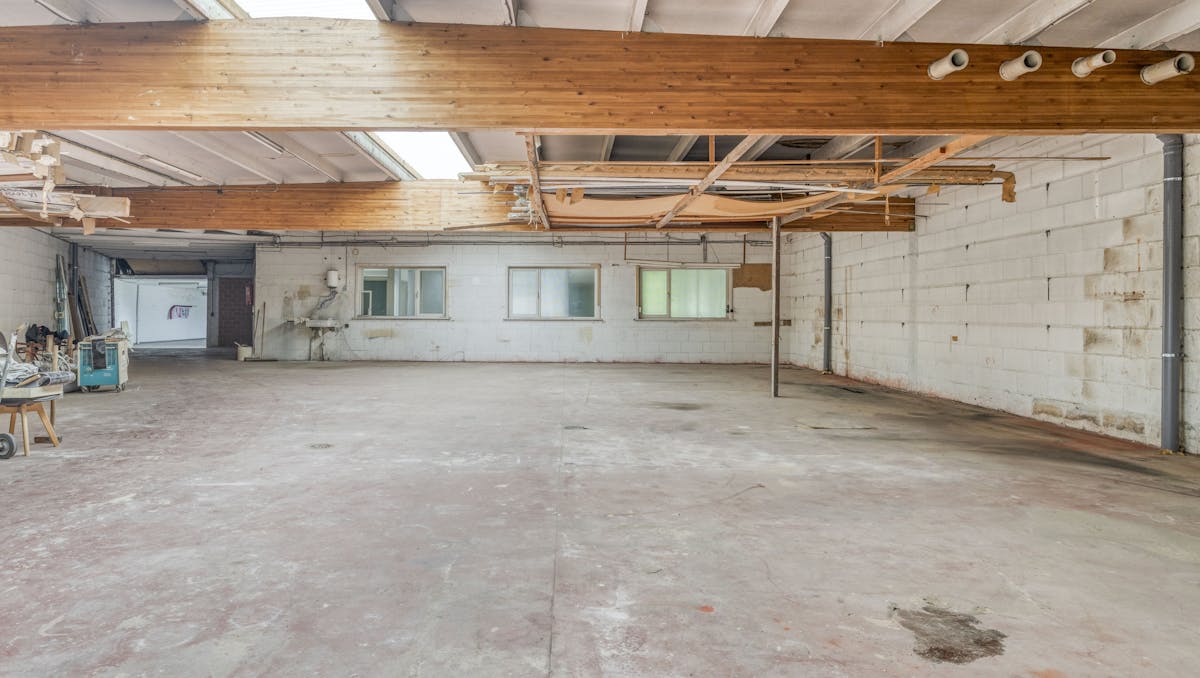 Ruime loods met kantoren te Huur in Loppem