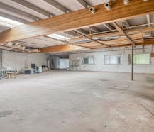 Ruime loods met kantoren te Huur in Loppem