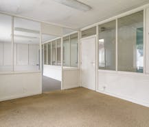 Ruime loods met kantoren te Huur in Loppem