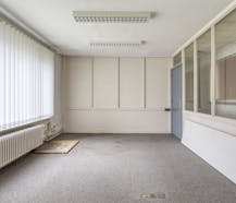 Ruime loods met kantoren te Huur in Loppem