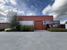 Nieuwbouwmagazijn met veel lichtinval te huur in Kortrijk