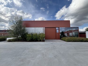 Nieuwbouwmagazijn met veel lichtinval te huur in Kortrijk