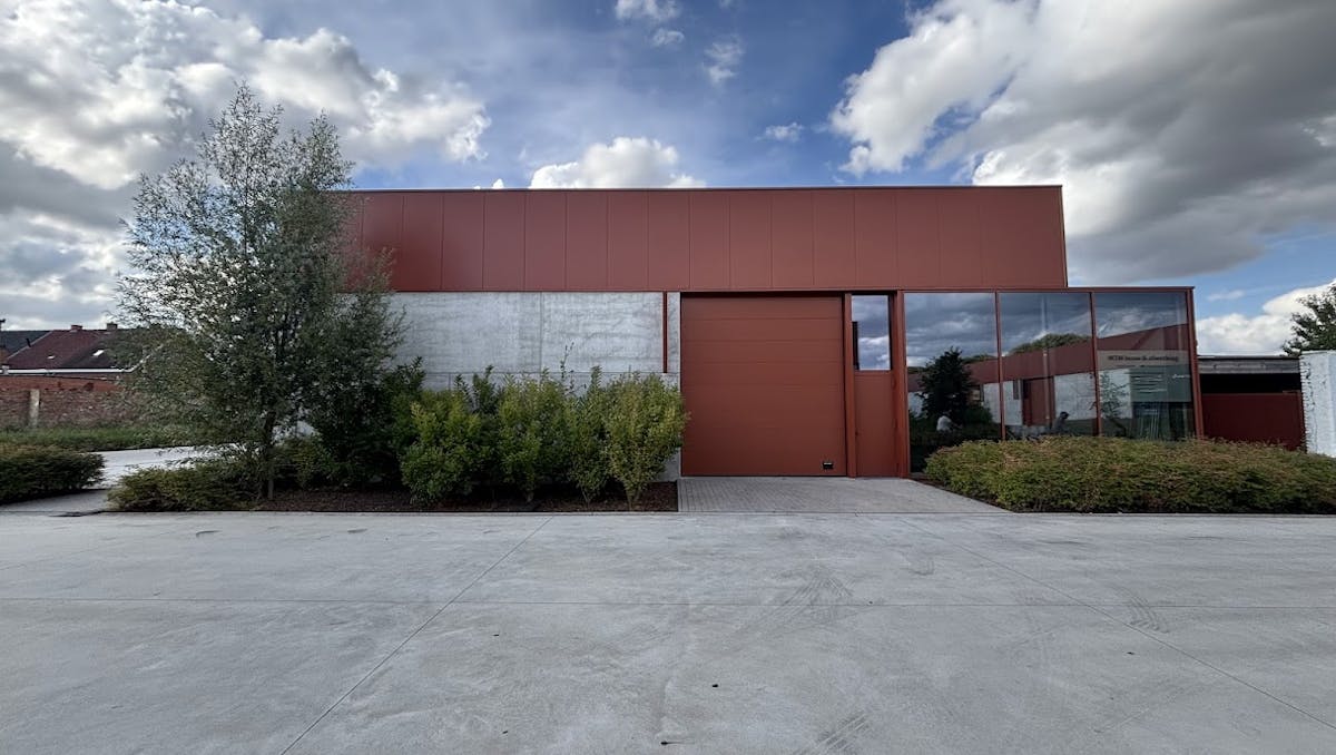 Nieuwbouwmagazijn met veel lichtinval te huur in Kortrijk