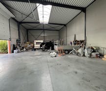 Nieuwbouwmagazijn met veel lichtinval te huur in Kortrijk