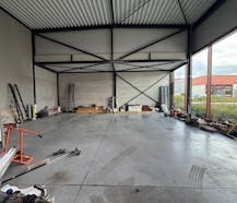 Nieuwbouwmagazijn met veel lichtinval te huur in Kortrijk