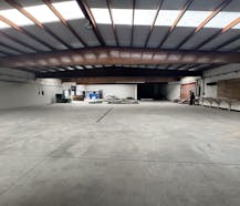 Ruime loods van 700 m² te huur in Sijsele