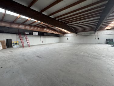 Ruime loods van 700 m² te huur in Sijsele