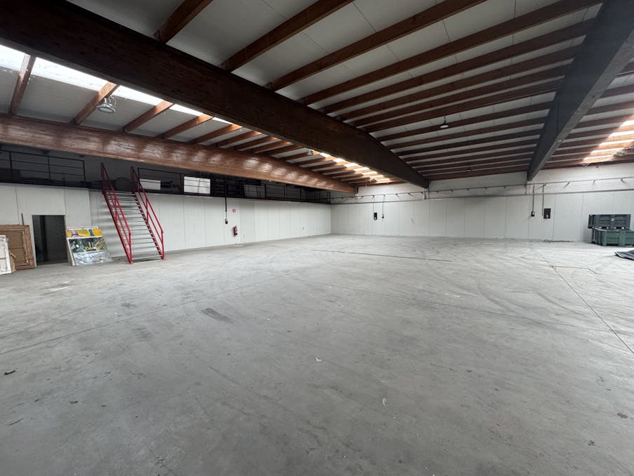 Ruime loods van 700 m² te huur in Sijsele