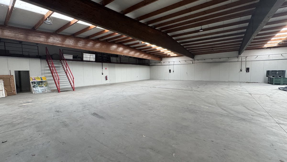 Ruime loods van 700 m² te huur in Sijsele