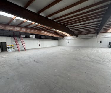 Ruime loods van 700 m² te huur in Sijsele