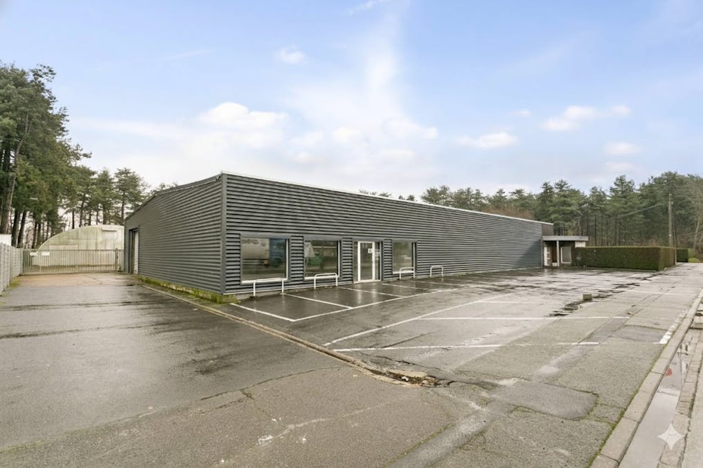 Ruime loods van 700 m² te huur in Sijsele