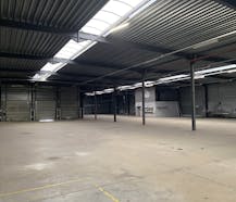 Bedrijfsgebouw te koop met zichtbaarheid vanop de Rijksweg.