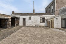 Op te frissen huis met bijgebouw, 4 slaapkamers en zw-gerichte tuin