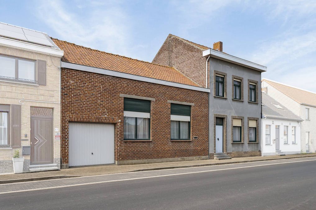 Op te frissen huis met bijgebouw, 4 slaapkamers en zw-gerichte tuin