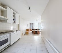 Gelijkvloers appartement met ruime garage in centrum Sint-Idesbald