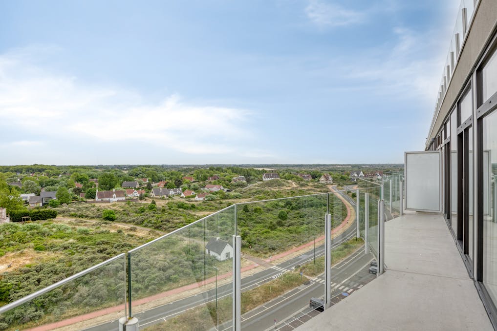 Appartement d'angle rénové avec vue sur la mer et les dunes à La Panne
