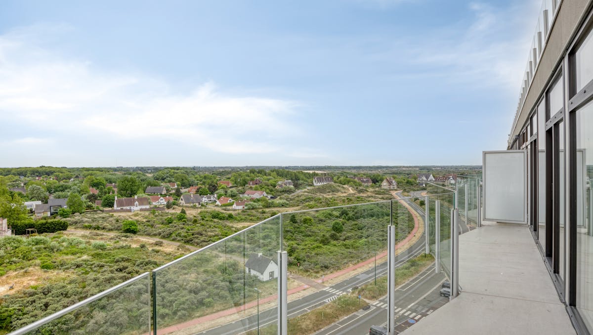 Appartement d'angle rénové avec vue sur la mer et les dunes à La Panne