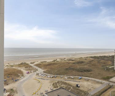 Gerenoveerd hoekappartement met zee en duinzicht in De Panne