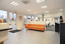 Kantooruimte op commerciële ligging met veel lichtinval. 