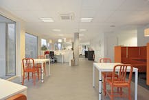 Kantooruimte op commerciële ligging met veel lichtinval.