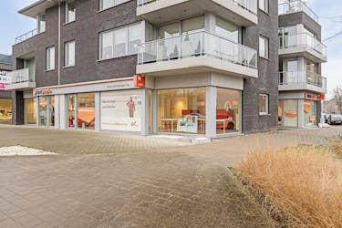 Kantooruimte op commerciële ligging met veel lichtinval.