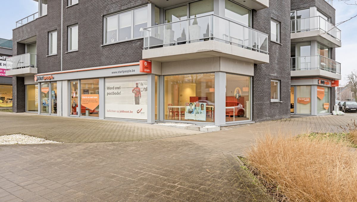 Kantooruimte op commerciële ligging met veel lichtinval.