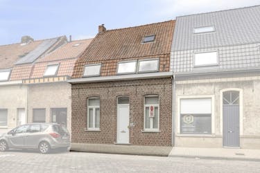 Gezinswoning met 4 slaapkamers en garage te koop in Stasegem! 
