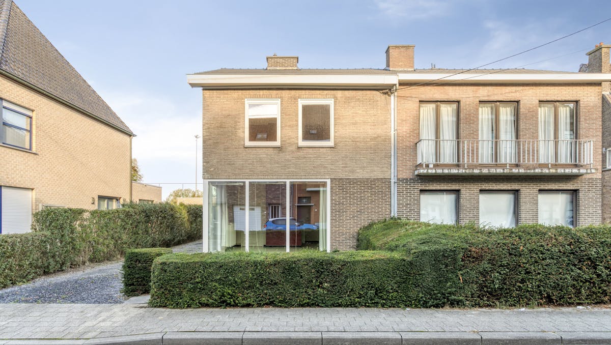 Halfopen gezinswoning te koop in Bissegem!