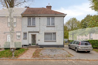 Te renoveren woning met zonnige tuin in Genk