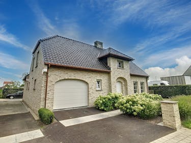 Villa met 4 slaapkamers, 2 badkamers en garage in Proven 