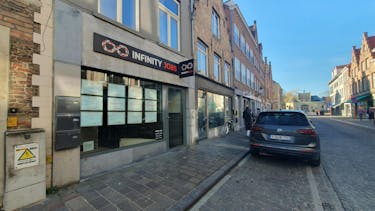 Mooi handelspand (ca. 70 m²) te huur in Brugge.