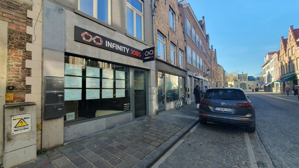 Mooi handelspand (ca. 70 m²) te huur in Brugge.