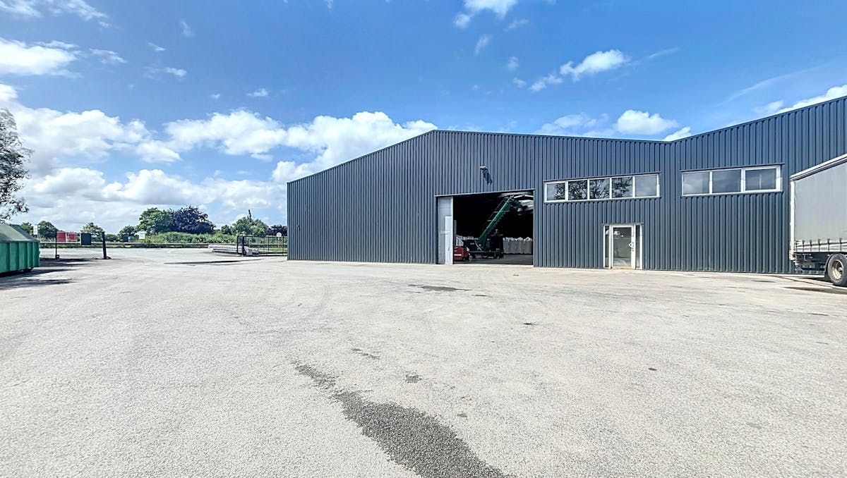 Magazijn van ca. 1.000 m² te huur regio Wielsbeke