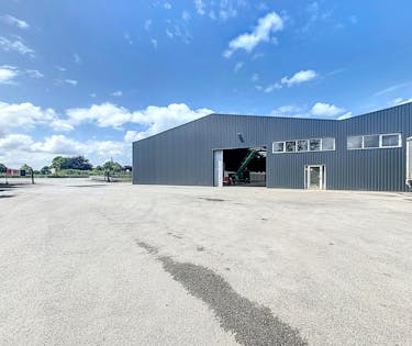 Magazijn van ca. 1.000 m² te huur regio Wielsbeke
