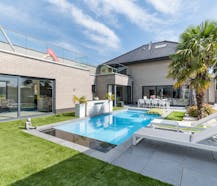 Luxe villa met exclusieve tuin en magazijn in KMO-zone