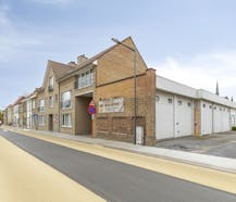 Polyvalent handelshuis met atelier en garages te Veurne.