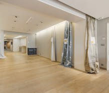 Polyvalent handelshuis met atelier en garages te Veurne.