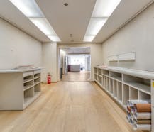 Polyvalent handelshuis met atelier en garages te Veurne.
