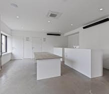 Centraal gelegen handelspand met kantoor (975 m²) te Oostende