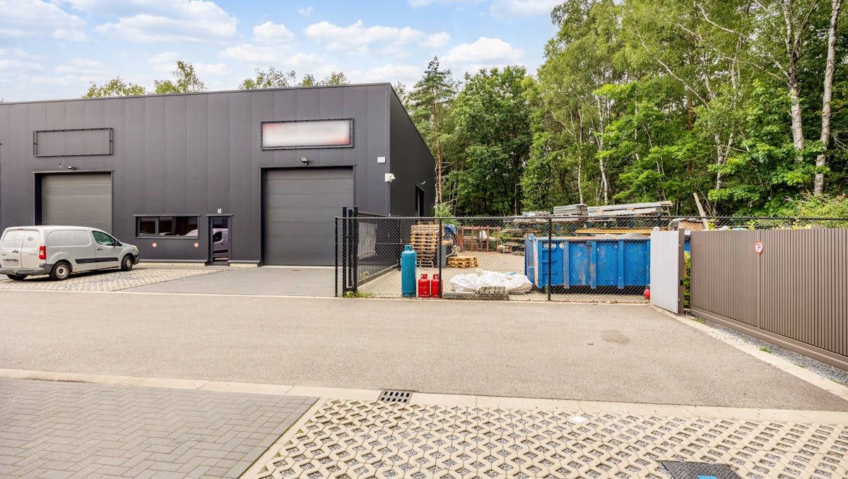 Opslagplaats met buitenruimte op toplocatie in Genk-Noord!
