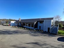 Opbrengsteigendom met handelsgelijkvloers en 9 gerenoveerde appartementen.