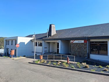 Opbrengsteigendom met handelsgelijkvloers en 9 gerenoveerde appartementen.