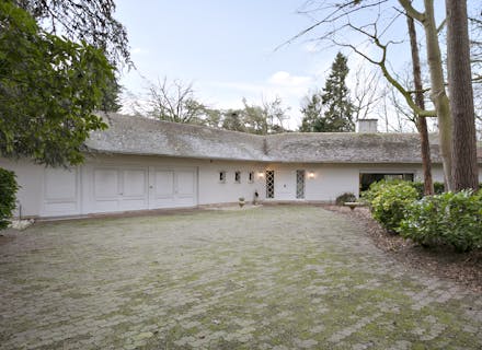 Te renoveren villa op 13.900m² te Hertsberge.