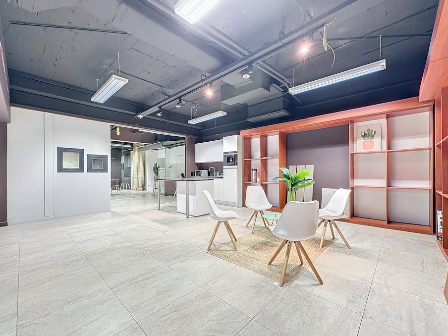 Handelspand in shoppingcenter 'De Kern' in Wilrijk te koop.