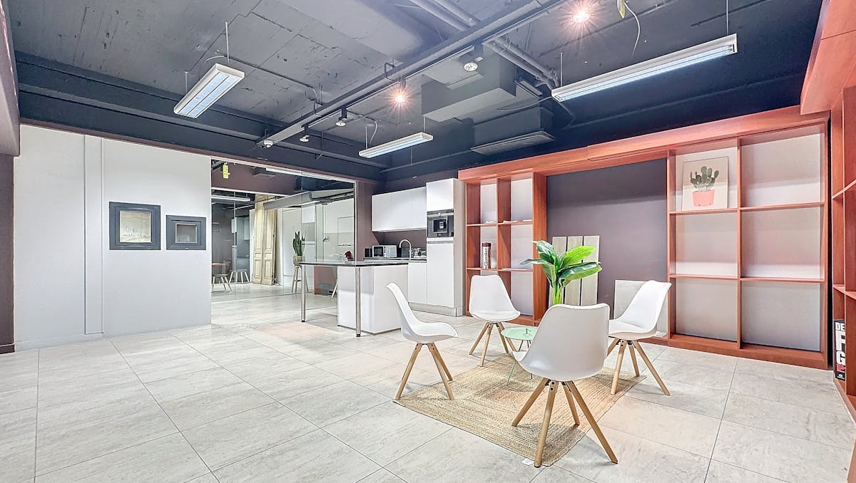 Handelspand in shoppingcenter 'De Kern' in Wilrijk te koop.