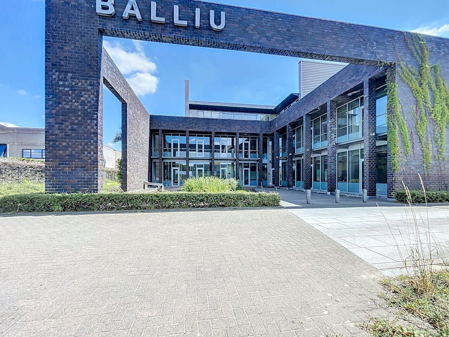 Lichtrijk kantoor (355 m²) te huur in Lokeren